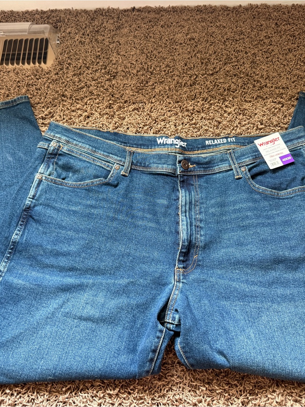 Wrangler Men's Relaxed Fit Jeans in Medium Blue